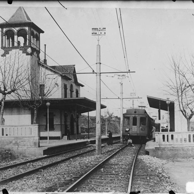 Un tren aturat a la via ascendent de l'estació de ferrocarril de Valldoreix.
 1940

📷 Sagarra i Plana, Josep Maria

 <a href="/arxiunacional/">Arxiu Nacional</a>

#fgc #metrodelvallès #valldoreix  #historiaambcolor