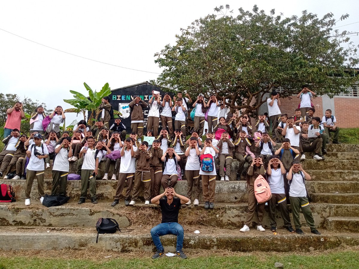 ParquesColombia's tweet photo. #EnParques con los estudiantes de sexto y séptimo de la Institución Educativa del Queremal, ubicado en la zona de influencia del Parque Nacional Natural Farallones de Cali, compartimos y celebramos el #DíaDelOsoAndino con actividades de sensibilización, videos y pintucaritas🐻 https://t.co/0lsyf6xJRx