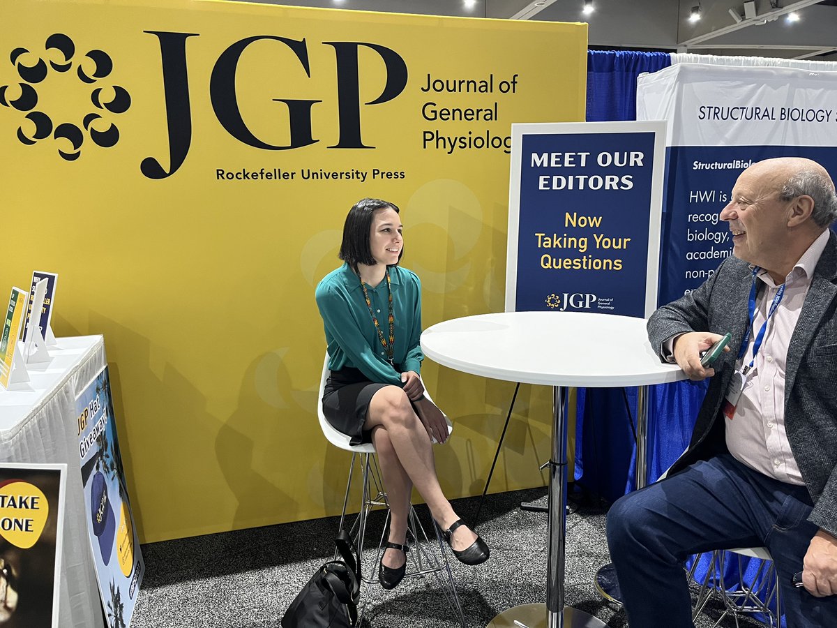 JGenPhysiol's tweet photo. 📸 Daniela Jones (@deanalisaj) discusses her exciting research with our Editor-in-Chief David Eisner (@DavidAEisner) during #BPS2023. Visit us at booth #200 👋https://t.co/RRDjI3Rhee https://t.co/2QiWHBgWGG