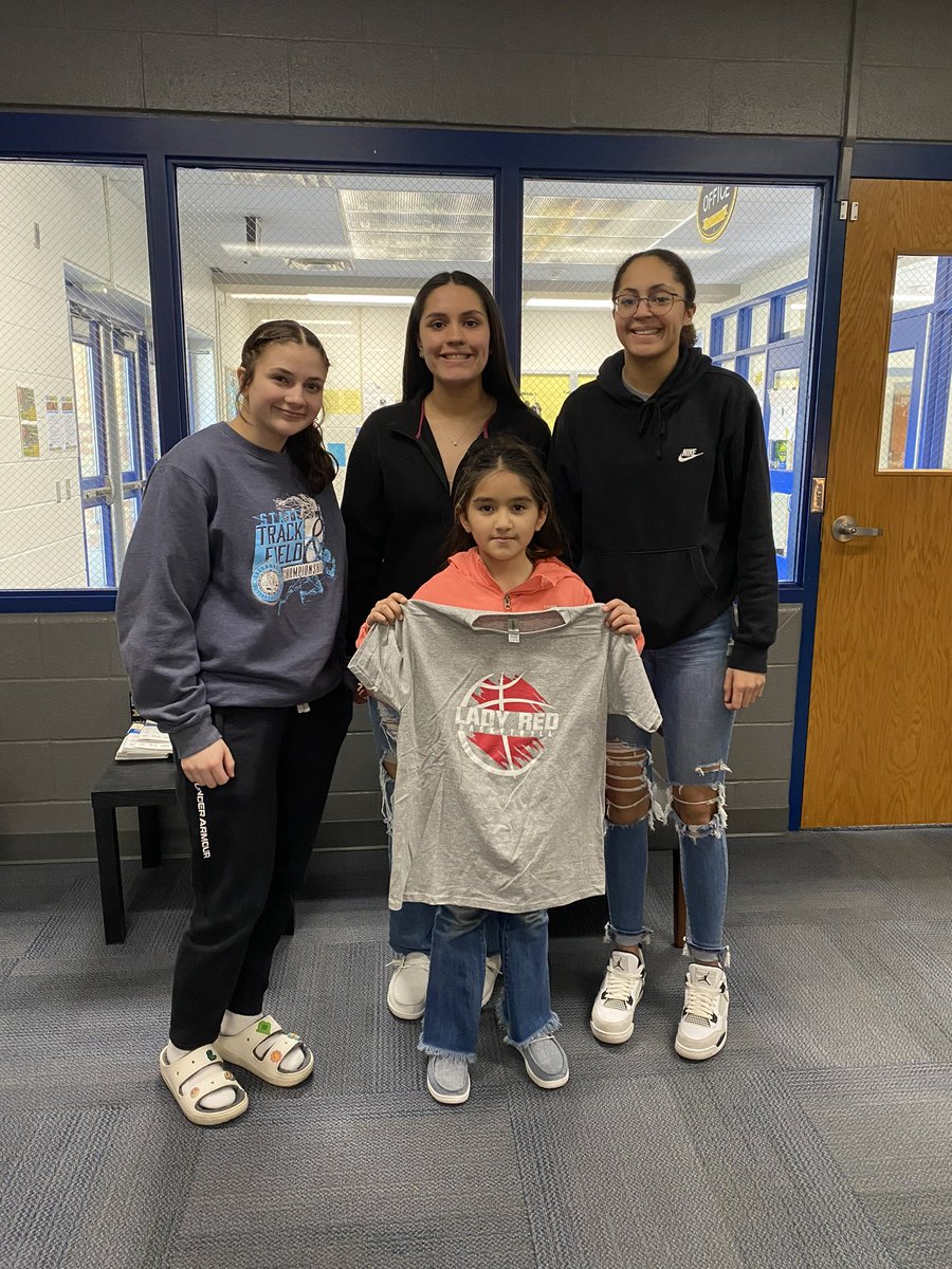 LadyRedBasketb3's tweet photo. Our water girls for tonight are from @SunflowerElem JV kicks things off at 4:00! We hope to see and hear you there!!! #LadyRed❤️🏀 #Humble #Hungry #GISE #Be11 https://t.co/lMOdHYpYKc