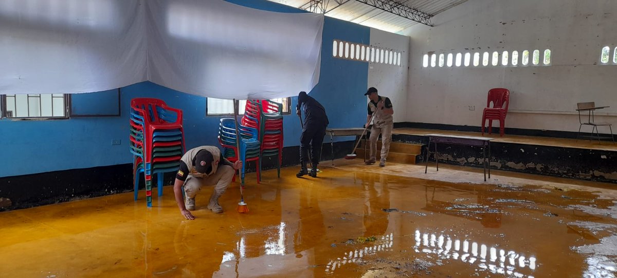 CCON3_FFMM's tweet photo. Así fue la jornada de embellecimiento y mantenimiento que realizaron soldados del Batallón de Ingenieros de Desminado Humanitario N.°1 #BIDEH1, a la institución educativa rural Baja Victoria sede Alto Pará de Florencia #Caquetá, donde estudian 50 niños y niñas. https://t.co/OzkEkUwqF3