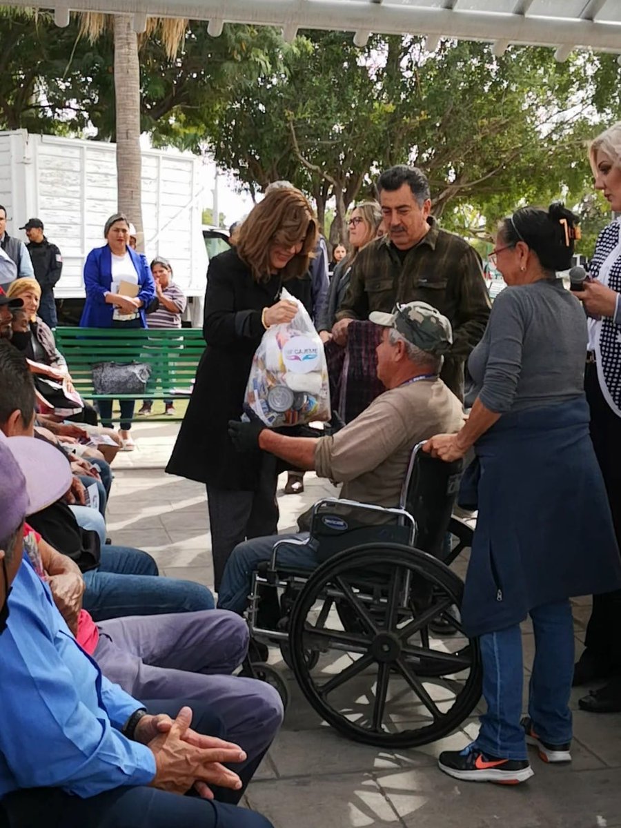 DifCajeme's tweet photo. DIF Cajeme en coordinación con Programas Preventivos de Seguridad Pública, realizaron entrega de cobijas, botas, camisetas y despensas a integrantes del programa “Lavacarros”.
#DIFCajeme #ProgramasPreventivos #SeguridadPublica #SumandoVoluntades #lavacarros #MunicipiodeCajeme https://t.co/F3jD5ZVmTJ