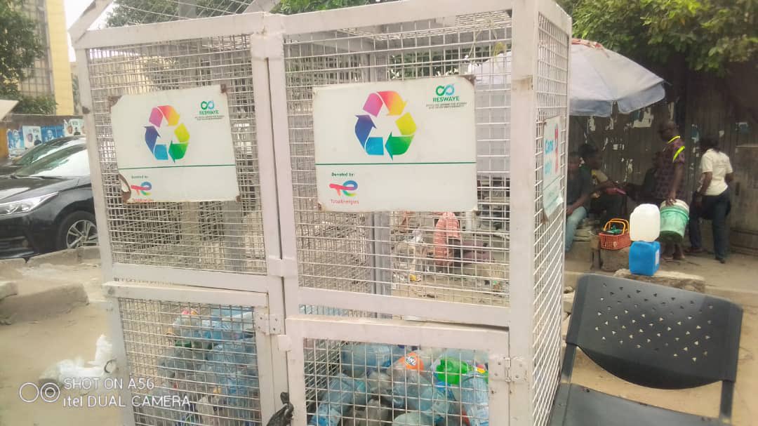 reswaye_'s tweet photo. Approximately 62kg of plastics recycled today from three locations! 

@TotalEnergiesNG @mrtastyfried and @EarlsLekki 
🥳🥳🥳🥳🥳🥳🥳

Little drop of water they say makes a mighty ocean!
Anytime you pass by these locations, please #Recycle your #plastics in our receptacles! https://t.co/iXq4QiKCZF