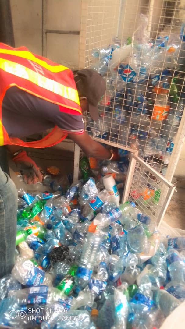reswaye_'s tweet photo. Approximately 62kg of plastics recycled today from three locations! 

@TotalEnergiesNG @mrtastyfried and @EarlsLekki 
🥳🥳🥳🥳🥳🥳🥳

Little drop of water they say makes a mighty ocean!
Anytime you pass by these locations, please #Recycle your #plastics in our receptacles! https://t.co/iXq4QiKCZF