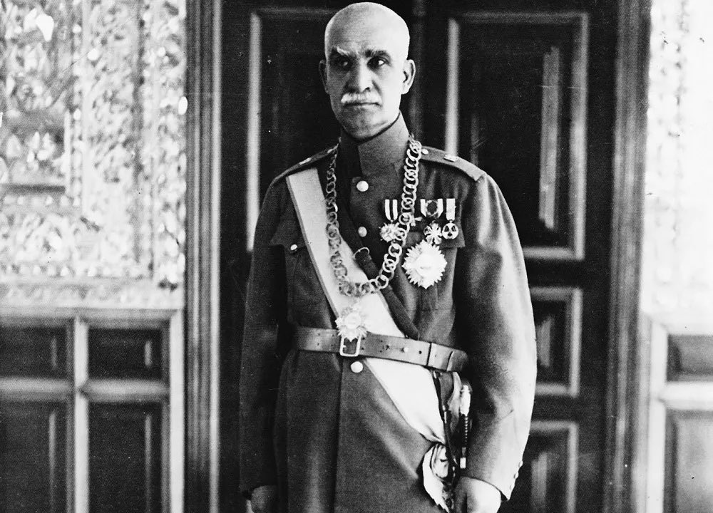 در آستانه‌ی ۱۰۲مین سالروز سوم اسفند، یاد #رضا_شاه گرامی!
این واقعه‌ی تاریخی درسی برای امروز ماست، که خطر بی‌ثباتی در نواحی مرزی درصورت تغییر، بمعنای غرغره‌کردن مزخرفات رژیم و ترساندن ملت از چندتکه شدن ایران‌مان نیست؛ این آلترناتیو قوی و حکومتی تکثرگرا و مبتنی بر احترام به حقوق