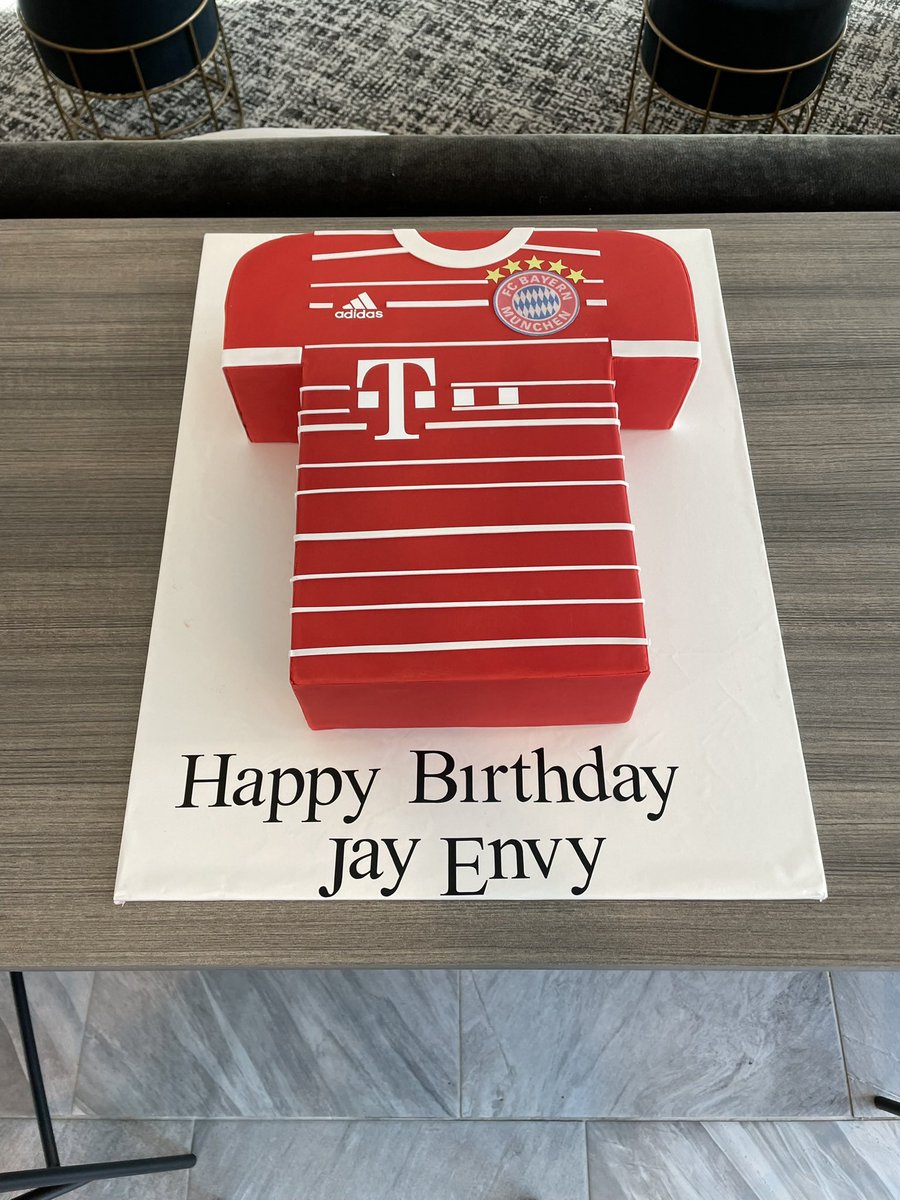 My birthday cake is perfection. Mia San Mia. <a href="/FCBayern/">FC Bayern München</a> <a href="/FCBayernUS/">🇺🇸 FC Bayern US 🇨🇦</a>