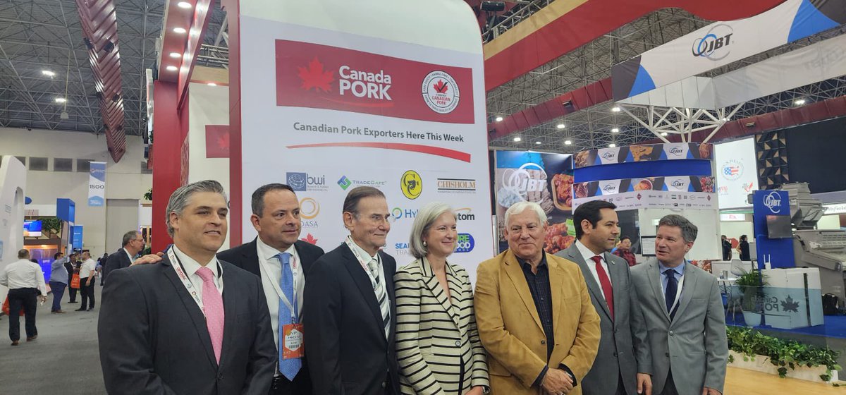 FLindsay19's tweet photo. We’re happy to see Mexico’s Secretary of Agriculture, Dr. Victor Villalobos, visiting the Canadians at #ExpoCarnes. https://t.co/of0Y7J1pAo