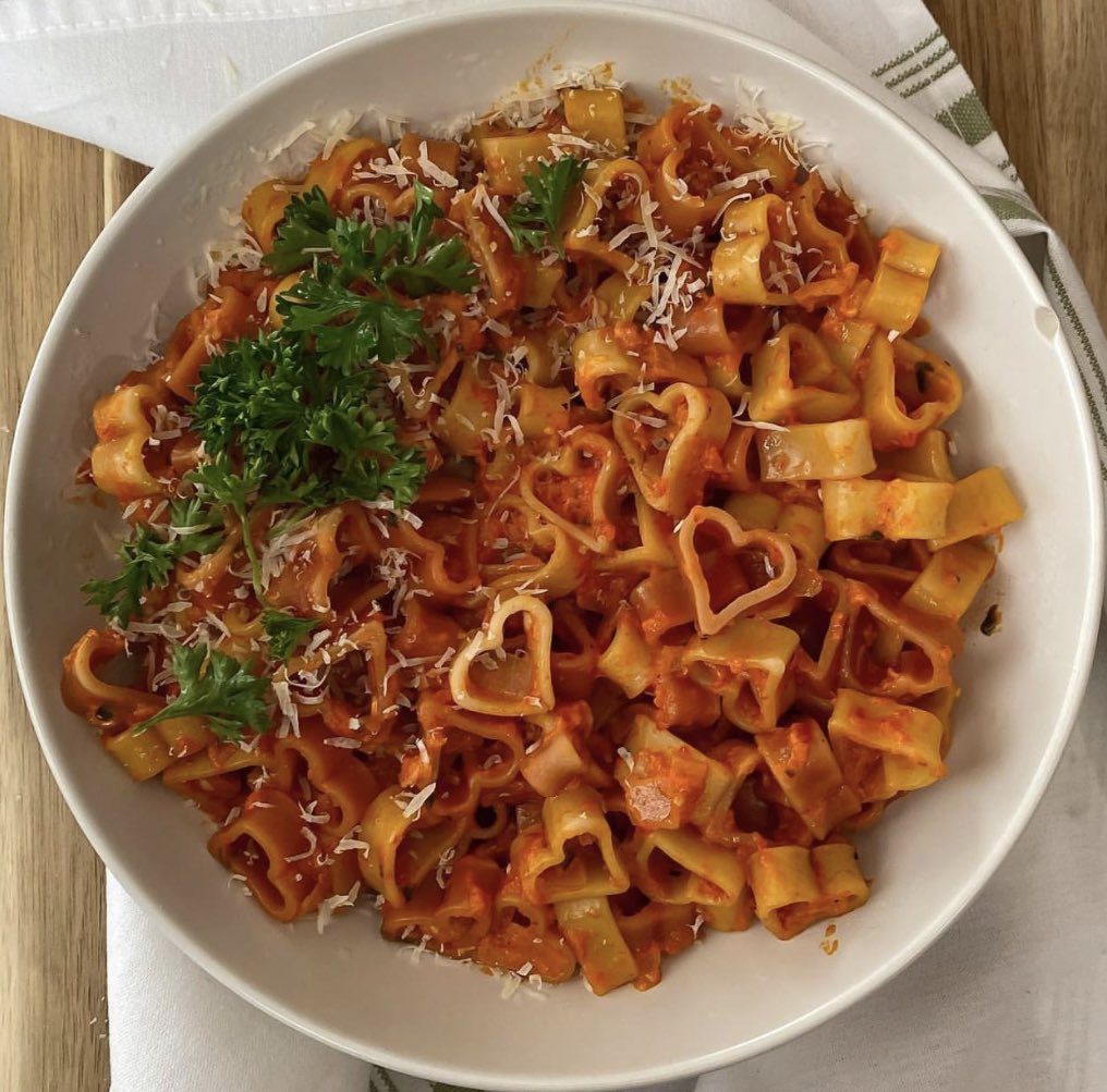 chanelkake's tweet photo. —heart shaped pasta https://t.co/oNJe0w7rPM