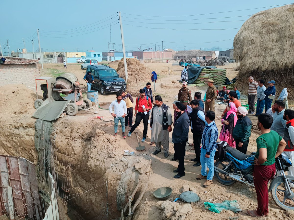 mission_sbm's tweet photo. Director, Rural Sanitation,J&amp;K inspects GOBARDHAN project at border village Jeora,Block Suchetharh. He interacted with PRI members and general public. Public appreciated efforts of the department in implementing SBM (G). @CeeDeeSingh @MoJSDDWS @kumarvinuvinay @rajeevjauhari1 https://t.co/CvL2siDuyv