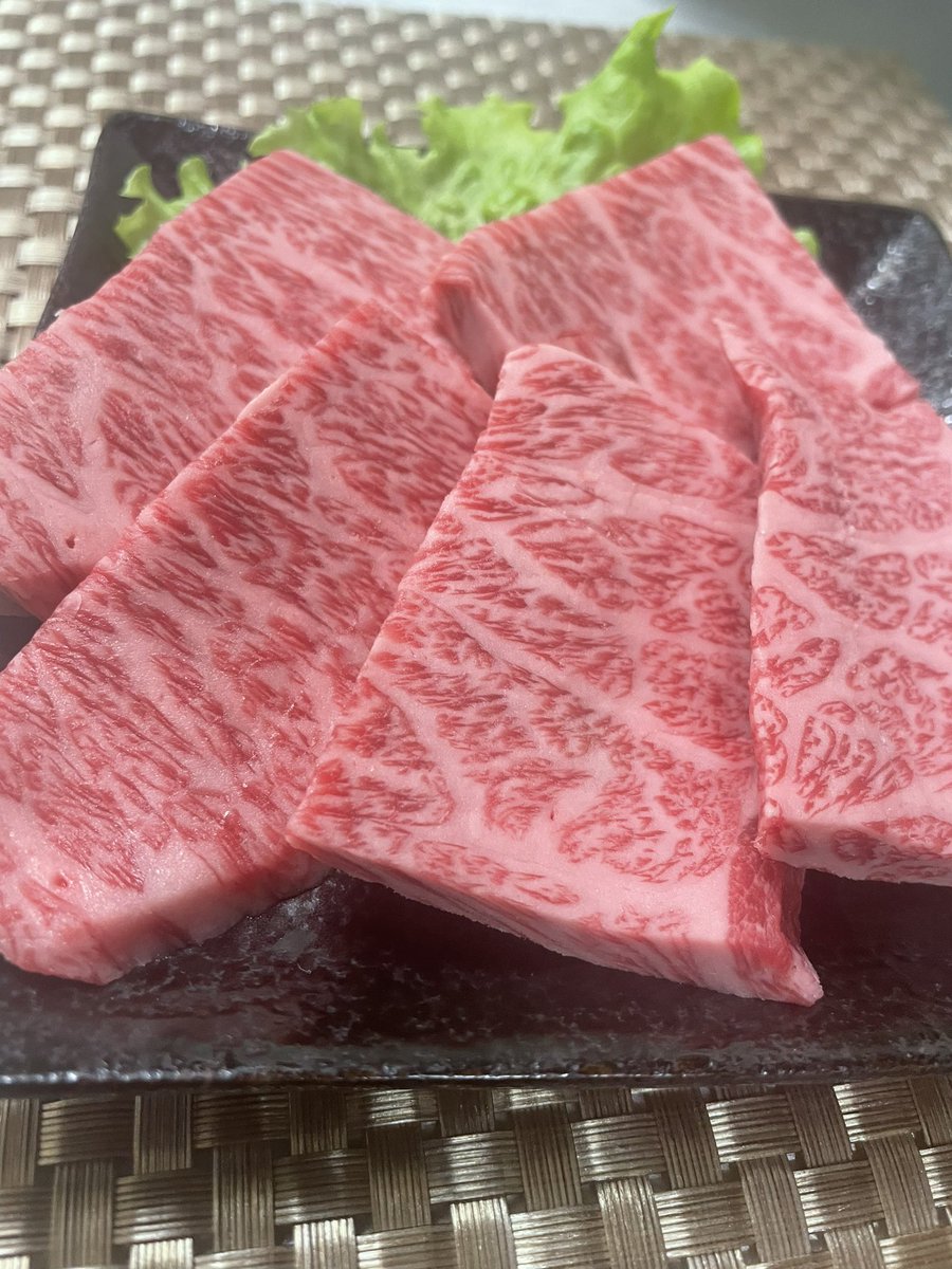 TOKUsaikou's tweet photo. 最近は脂身の少ない赤身肉を希望されるお客さんが多い…
しかし赤身は筋肉ゆえに焼くと固い。
柔らかく旨い肉とは、筋肉に含まれる脂肪の量と、良質な脂肪の持つ甘みで決まる。旨みも柔らかさも、脂身があってこそ！良質な脂身のある本当にうまい肉を食べて欲しい。
だから僕は本物の和牛にこだわる。 https://t.co/eFfd4PFOOG