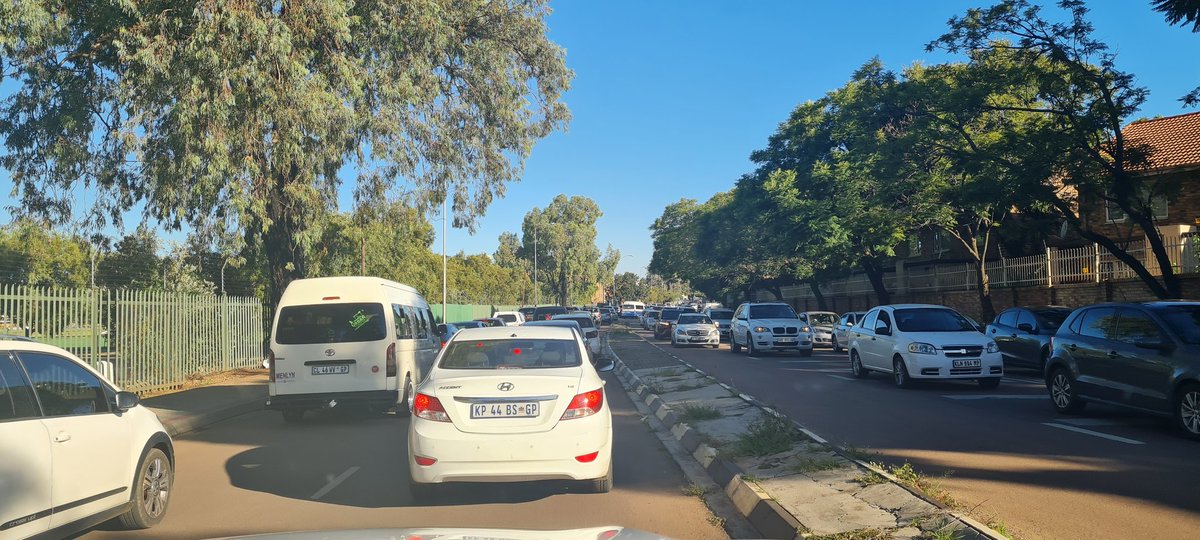 wtfiwonder's tweet photo. #DearmrPresident isn't it normal practice that #metropolice do traffic light control during #loadshitting? https://t.co/PngeE5qtfB