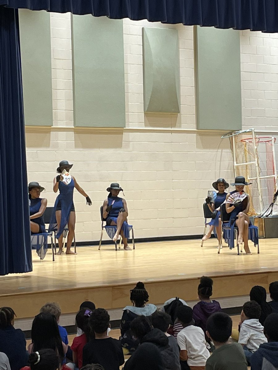 tcherlibrarian's tweet image. @KnightdaleHS representing at Knightdale Elementary.  #cheerteam #danceteam #stepteam #GoKnights