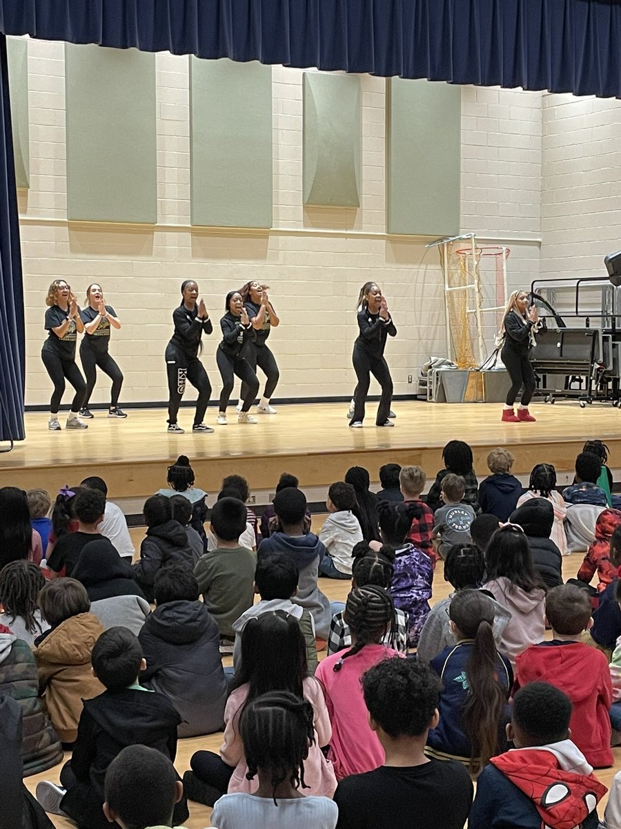 tcherlibrarian's tweet image. @KnightdaleHS representing at Knightdale Elementary.  #cheerteam #danceteam #stepteam #GoKnights