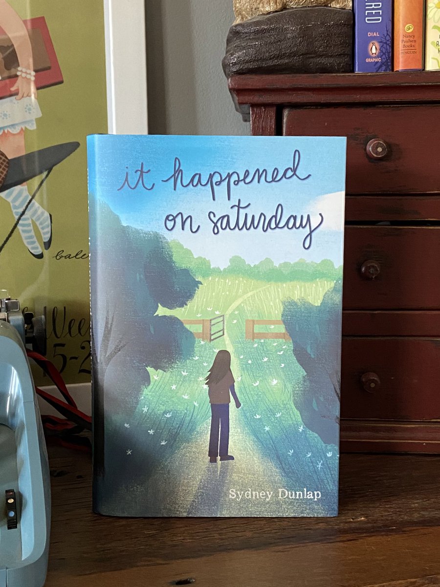 Thrilled to finally see IT HAPPENED ON SATURDAY on bookshelves! Happy book birthday <a href="/SydneyDunlap16/">Sydney Dunlap</a>!