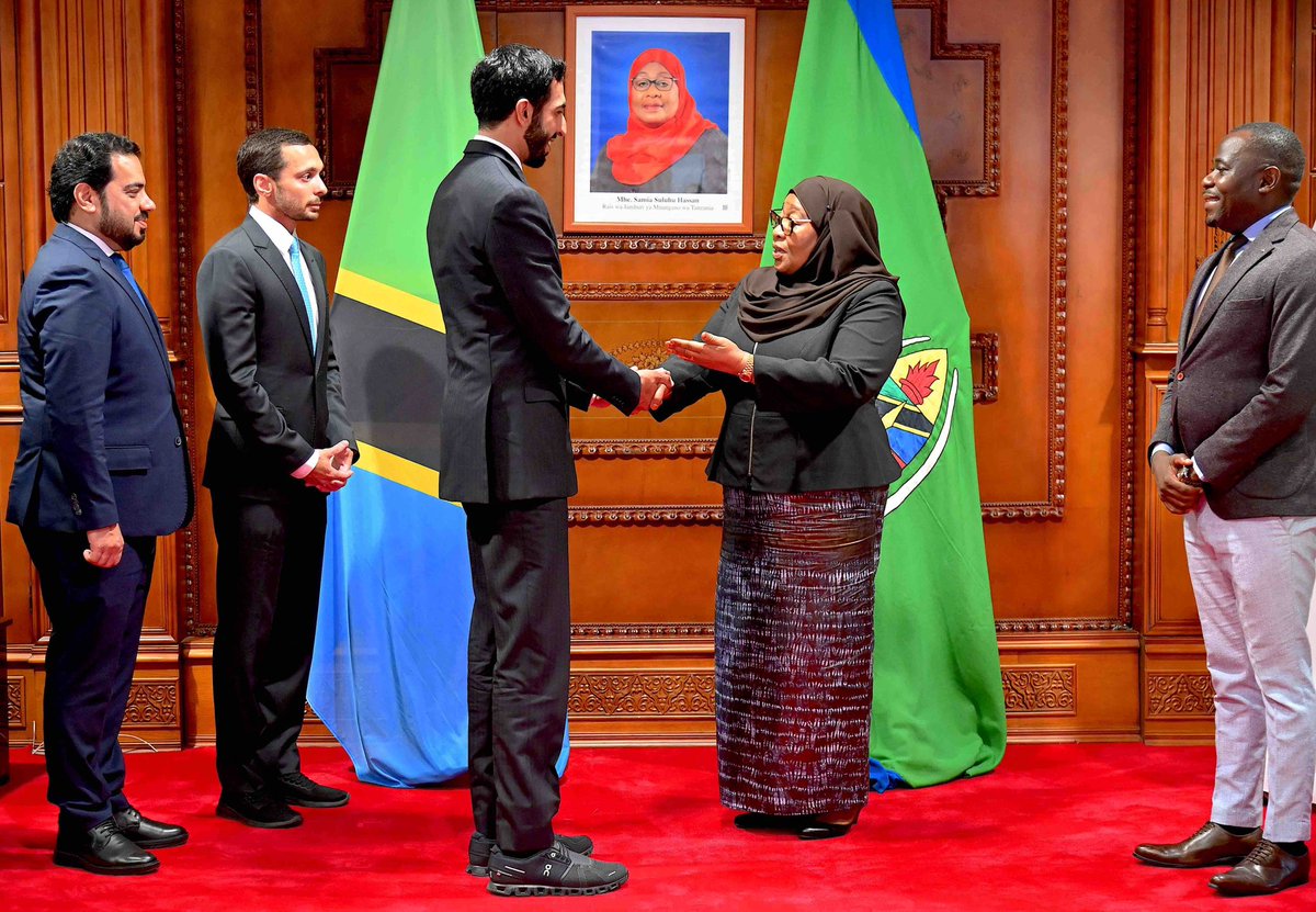 ikulumawasliano's tweet photo. Rais wa Jamhuri ya Muungano wa Tanzania Mhe. Samia Suluhu Hassan akisalimiana na Waziri wa Nchi katika Wizara ya Mambo ya Nje wa Umoja wa Falme za Kiarabu (UAE) Sheikh Shakhboot Bin Nahyan Al Nahyan, Ikulu Tunguu Zanzibar tarehe 21, Februari, 2023. https://t.co/AwM7y6RgGW