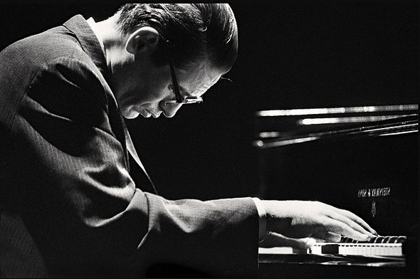 Inspired by the impressionism of Debussy and Ravel, pianist Bill Evans brought an introverted, relaxed, and lyrical classical sensibility into jazz.  

Replicate his style with our &amp;1 in Black Crystal Fade. 
lensandframe.co/products/1-sin…