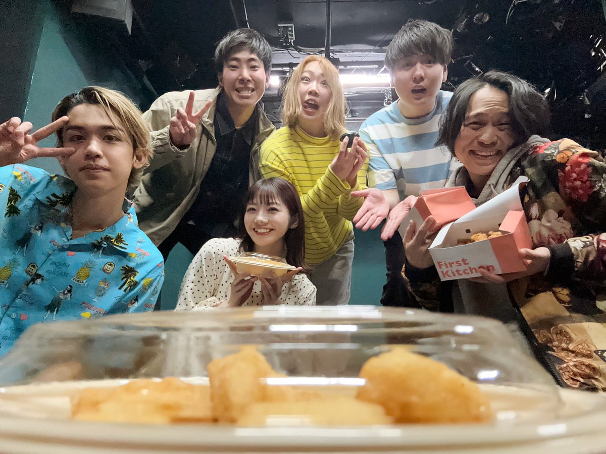 mmk_hnzw's tweet image. 夜分遅くに失礼します！
#5BRAIN🧠🧠🧠🧠🧠
本日は2公演でした！
ご来場いただいた皆様ありがとうございました🤤💓💓

写真は岩橋さんからいただいた差し入れと記念撮影したものです🐝

明日、蝉殻はおやすみで、
次の公演は23日17:00〜です🌝
残り3回。早いなあ〜
大切に....！💫

おやすみなさい☺︎