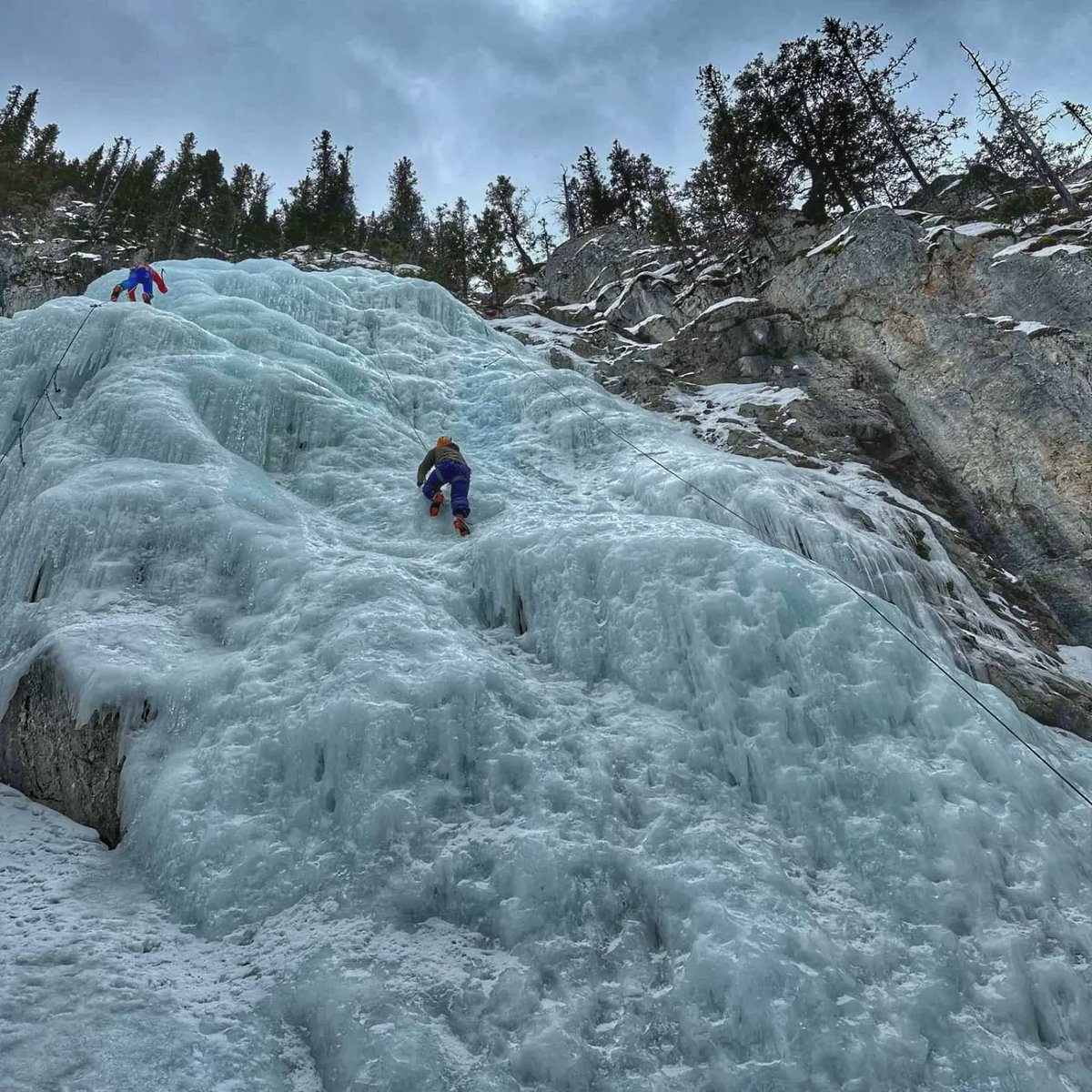 35MarathonMan's tweet photo. An epic day well spent in the mountains with a great bunch 🏔️🧗♂️🏔️🧗♂️
#iceclimbing #iceclimb #climb #climbing #ice #winter #kananaskis #alberta #winter #outdoors #nature #adventure #mountainerring #mountain #mountains https://t.co/7x1hf59Ra5