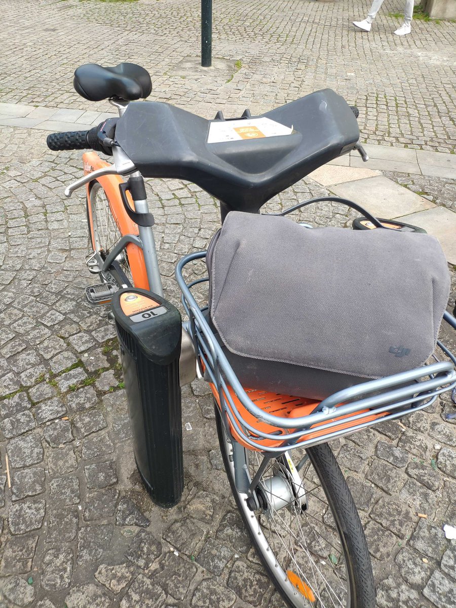 dronelis_france's tweet photo. Les pilotes de #drone sont aussi en vélo quand on travaille dans le centre ville ;) #nantes https://t.co/GTmVr2v7Mo