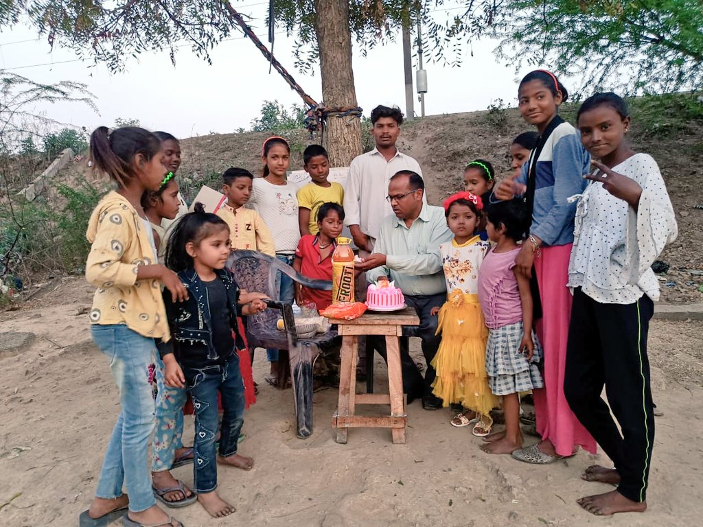 paras_naresh's tweet photo. झोपड़ियों में गूंजा हैप्पी बर्थडे टू यू। केक, कोल्डड्रिंक और टॉफी के साथ बच्चों ने की पार्टी। पहली बार झुग्गी झोपड़ी की बच्ची का जन्मदिन मनाया गया। ये बच्चे खुले आसमान के नीचे शिक्षा ले रहे हैं।
#NareshParas #SlumCommunity #WingsofDream https://t.co/JcPCM5X5gf