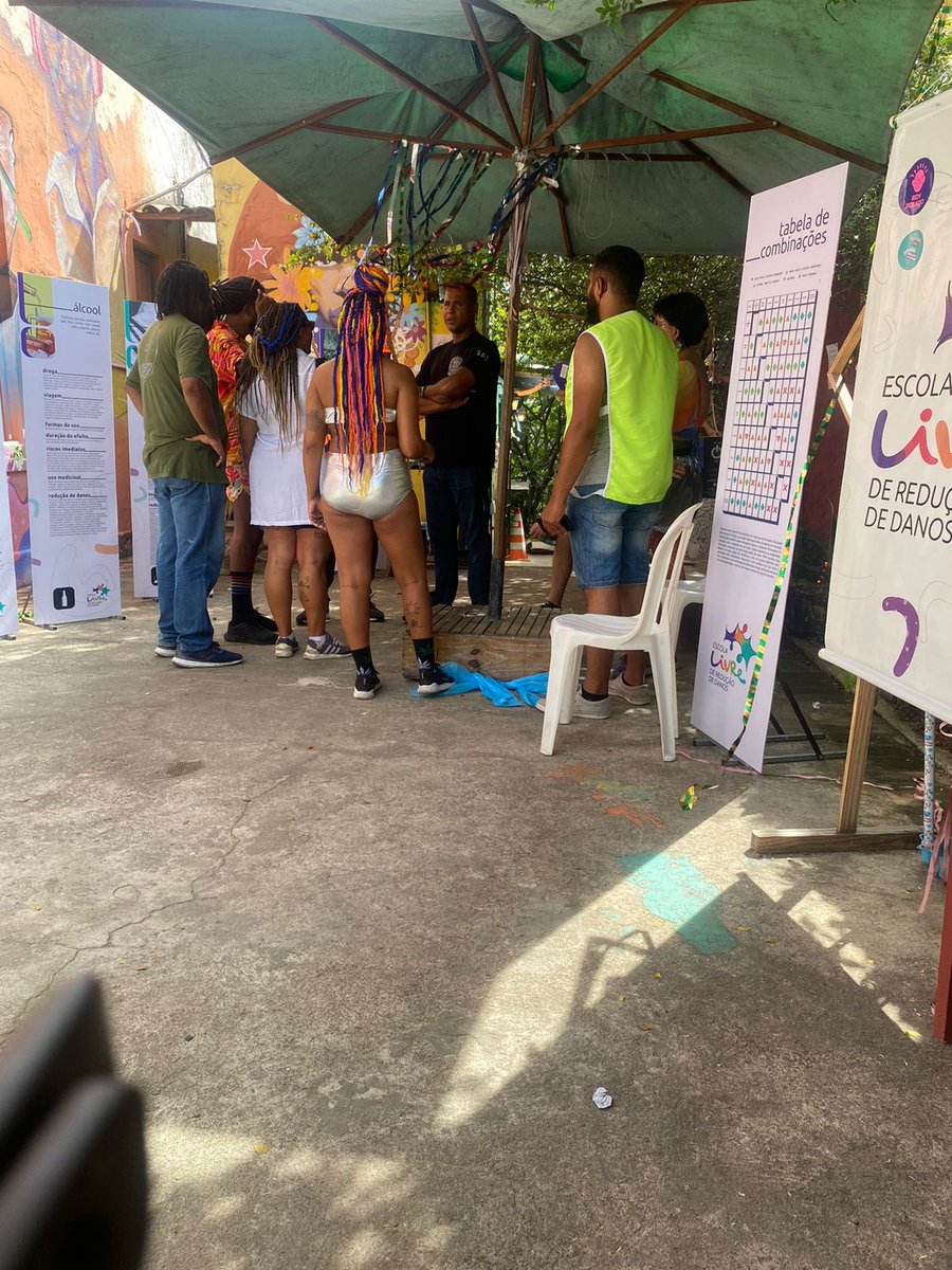 CamargoDireita's tweet photo. A Polícia Civil de Pernambuco fechou a ONG que fazia distribuição do kit Redução de Danos para usuários de drogas e bêbados no carnaval de Olinda. 
Parabenizo a todos os envolvidos na ação. O consumo de drogas e álcool não pode ser incentivado sob disfarce de "redução de danos". https://t.co/fZ3CTZuugm