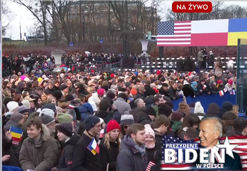 Jest jeszcze gorzej niż myślałem. Joe Biden będzie kroczył po wybiegu z barwach Ukrainy i na tle wejścia w barwach ukraińskich. Widzom wręczyli papierowe flagi ukraińskie, amerykańskie i polskie. To chyba jakiś Kijów?