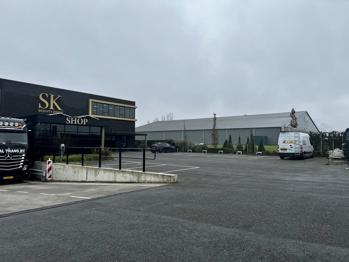 TST_BV's tweet photo. Vanaf heden nemen we de 3e locatie van SK Roses onder contract. We zijn hier bezig met het voorwerk op een teeltlocatie van 3ha. SK Roses is sinds 2015 al verzekerd van directe service en jaarlijks onderhoud. https://t.co/QXnuOE4JFI