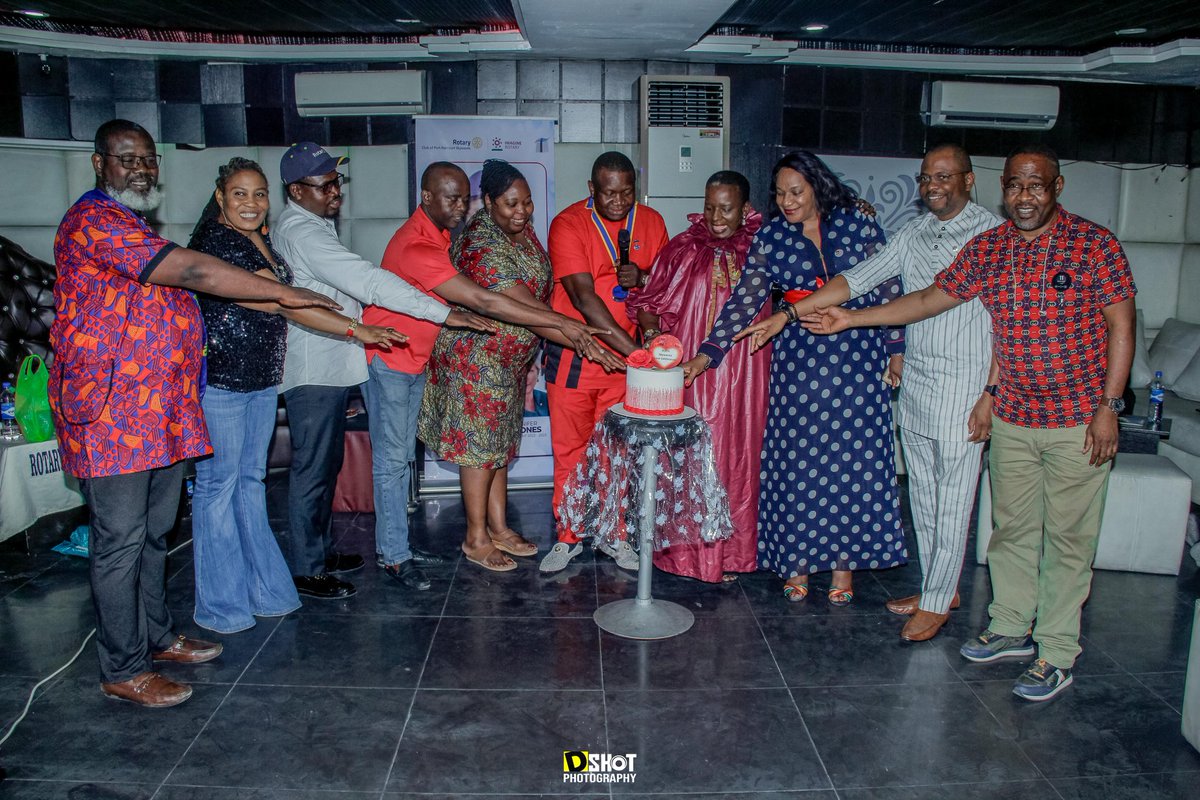 RCPhSkywaves's tweet photo. We had our Special Love Fellowship with an insightful talk by Our own "Passion Queen" PDG Ijeoma Pearl Okoro on the Power of LOVE with a charge that we should carry out an impacting Project to extend Love to someone in dire need. We then decided to donate the day's SAA. https://t.co/2CFohageTD