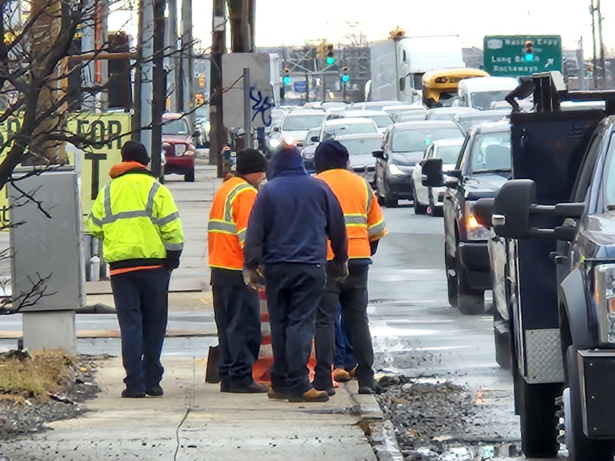 JohnLukeNYC's tweet photo. Hey @NassauCountyTMC Thanks For The #HalfHour #TrafficJam On Rockaway Turnpike To Go Half A Mile . Closing 2 Lanes &amp; Doing What? Standing Around? PotHoles? During Morning Traffic Too? https://t.co/Ryu7rMnlxB