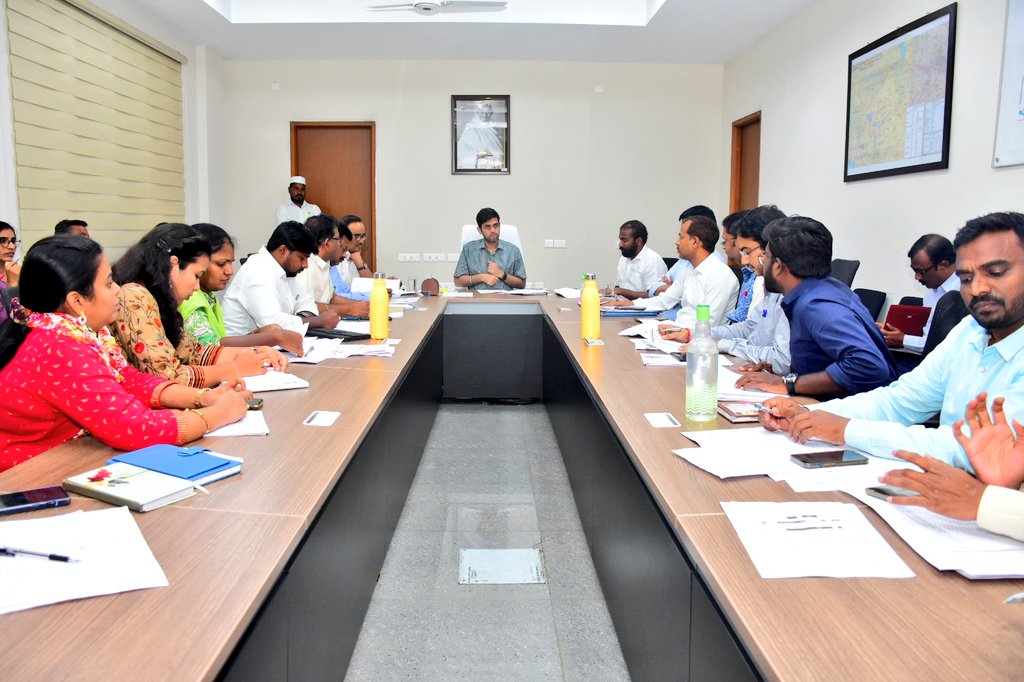 Dpro_RSircilla's tweet photo. వైద్యారోగ్య శాఖ పథకాల అమలు, తదితర అంశాలపై సంబంధిత అధికారులతో సమీకృత జిల్లా కార్యాలయాల సముదాయంలోని సమావేశ మందిరంలో సమీక్ష నిర్వహించిన @Collector_RSL శ్రీ అనురాగ్ జయంతి.

@TelanganaCMO @KTRBRS @BRSHarish @IPRTelangana https://t.co/TLUFZpGmk1