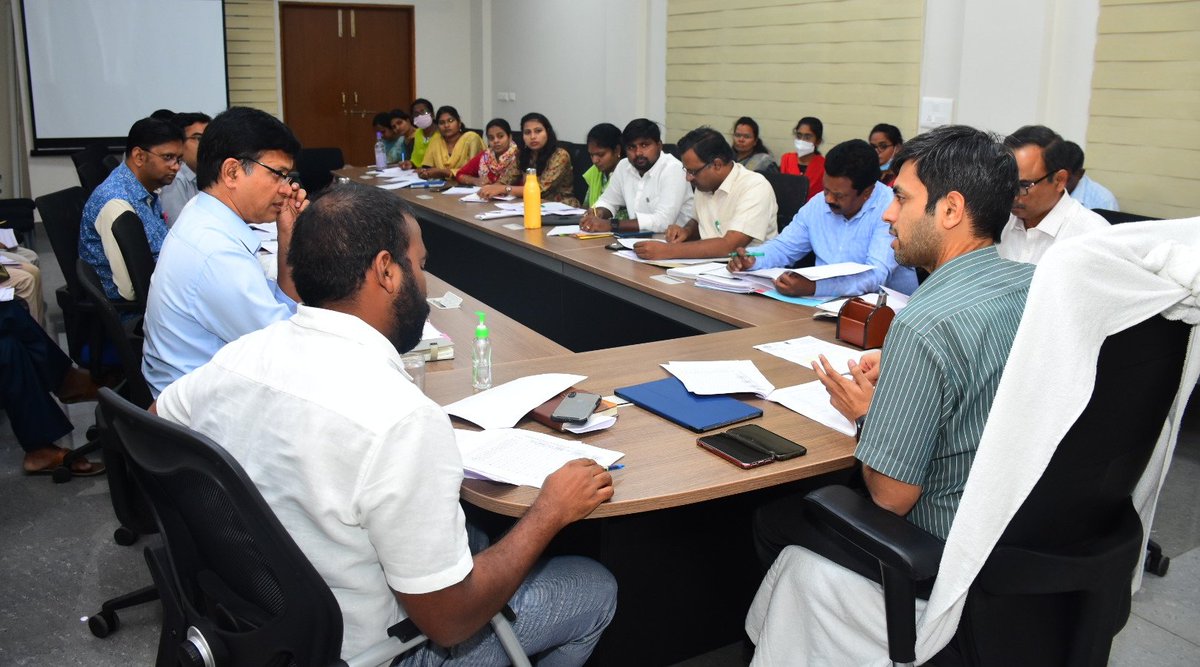 Dpro_RSircilla's tweet photo. వైద్యారోగ్య శాఖ పథకాల అమలు, తదితర అంశాలపై సంబంధిత అధికారులతో సమీకృత జిల్లా కార్యాలయాల సముదాయంలోని సమావేశ మందిరంలో సమీక్ష నిర్వహించిన @Collector_RSL శ్రీ అనురాగ్ జయంతి.

@TelanganaCMO @KTRBRS @BRSHarish @IPRTelangana https://t.co/TLUFZpGmk1