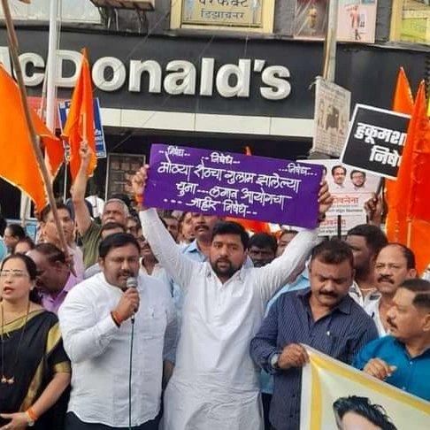 prasadayre's tweet photo. Participated in the rally against the injustice of Election commission by giving a bias decision in favour of the Shivsena rebels . According to me The decision was given under pressure from Bhartiya Jholar Party  &amp; its allies .

#shivsenauddhavbalasahebthackeray 
@ShivSenaUBT_ https://t.co/J8sUVA1VDU
