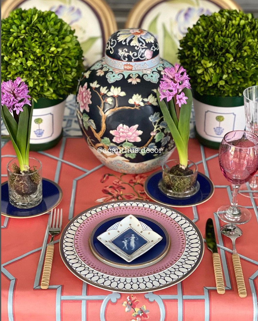 SouthernLadyMag's tweet photo. This vivid place setting from @acanthus.decor inspires daydreams of elegant alfresco luncheons in warm weather.
#southernladymag #repost #chinoiserie #placesetting #springplacesettings #springtables #alfresco #gingerjar #pinkplacesettings #tabletopinspo #centerpieceinspo https://t.co/SFHEBI8NB3