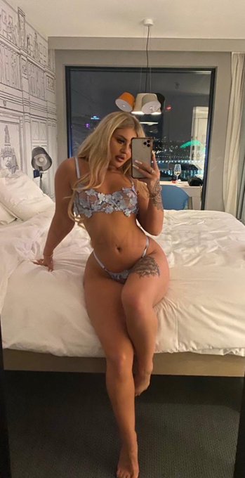 You&rsquo;re at work receiving these pics, wyd? https://t.co/gEX6AQnkN5