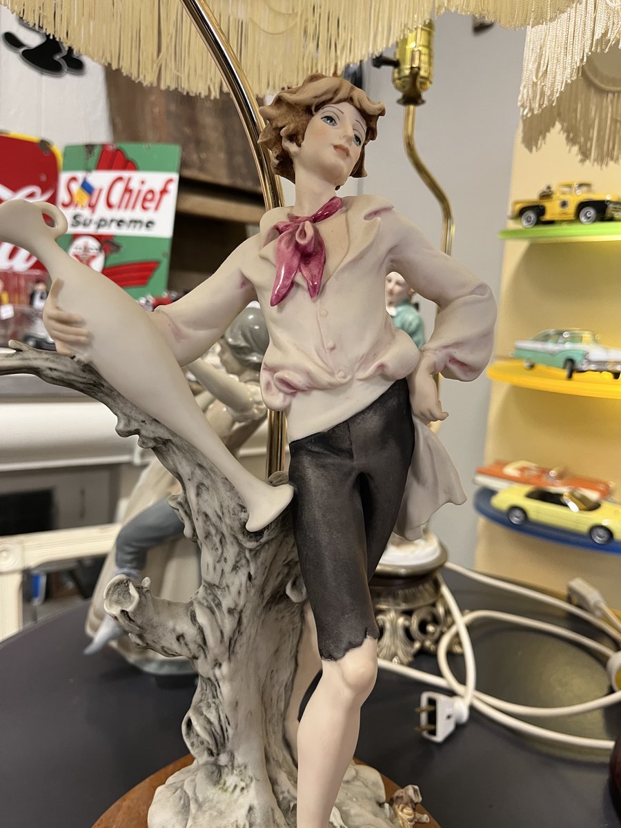 Stop by the VMLC Store at the #vendormarket on Bayfield St. N, just five minutes from Georgian Mall, Barrie #vintagekitsch #lamps #watchcollectors #bettyboop Betty Boop memorabilia and more!