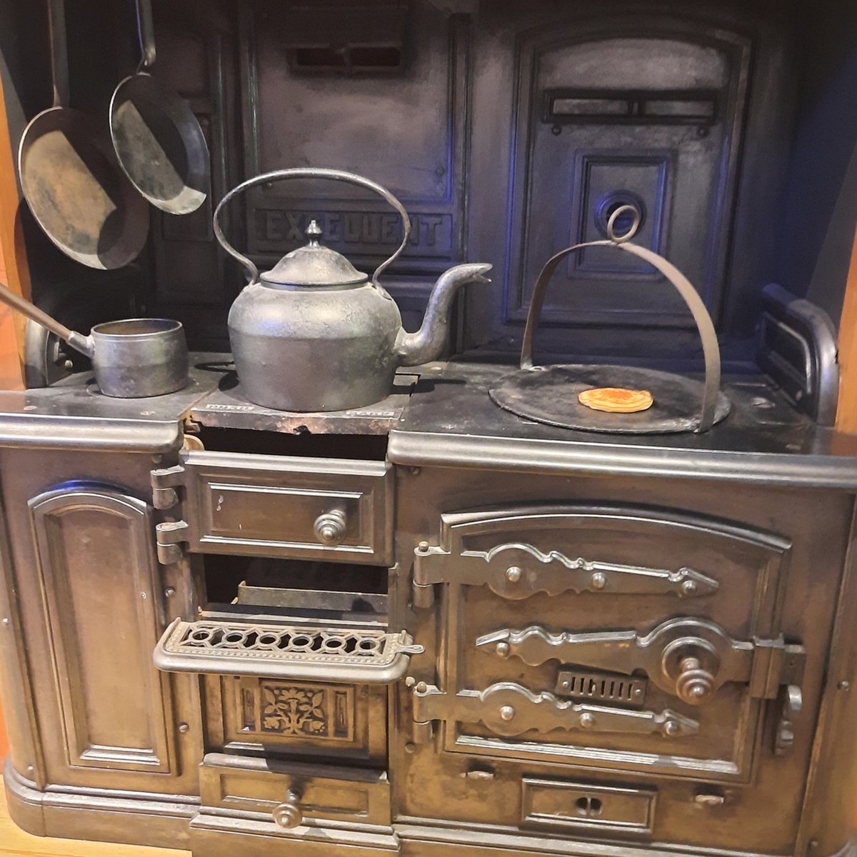 EDLC_Culture's tweet photo. Did you have dropped scones for breakfast? Or maybe you're going to have breakfast-for-dinner! 
Our collections staff would love to have a go at making pancakes on a girdle like this one. 

#MuseumObjects #PancakeDay #InternationalMotherLanguageDay #scots https://t.co/fzKfGdGK9r