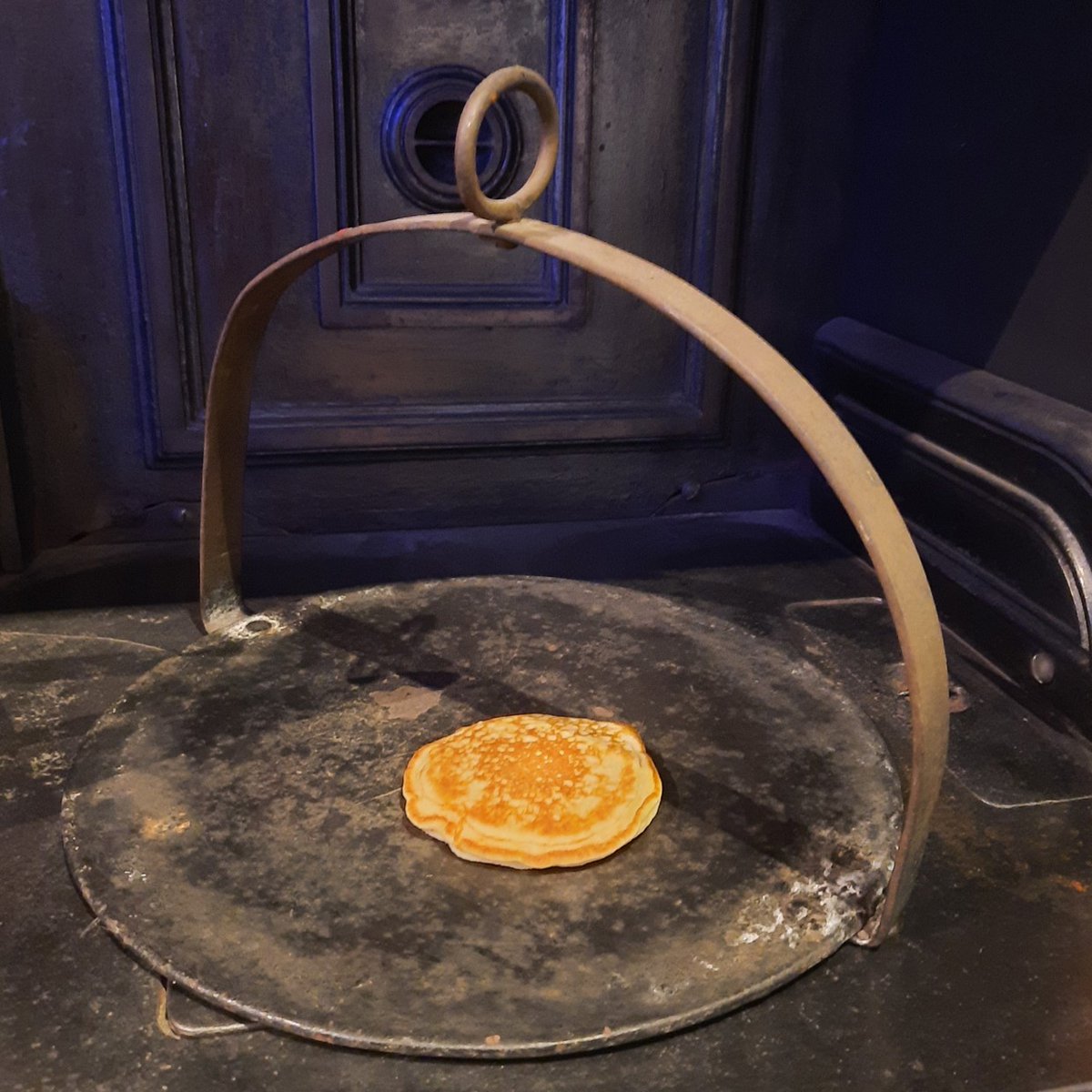EDLC_Culture's tweet photo. Did you have dropped scones for breakfast? Or maybe you're going to have breakfast-for-dinner! 
Our collections staff would love to have a go at making pancakes on a girdle like this one. 

#MuseumObjects #PancakeDay #InternationalMotherLanguageDay #scots https://t.co/fzKfGdGK9r