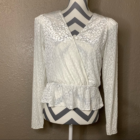 bigmg41's tweet photo. So good I had to share! Check out all the items I'm loving on @Poshmarkapp from @pineappleboss25 #poshmark #fashion #style #shopmycloset #noboundaries #chicos #express: https://t.co/tj04O186gp https://t.co/aqazuCkDeg