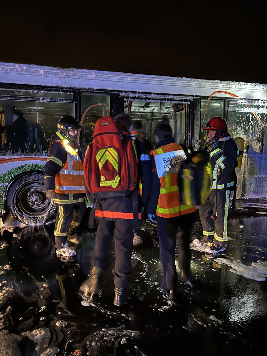 [MANOEUVRE]🚨

La manœuvre d'intervention grandeur nature à eu lieu le mois dernier sur notre plateforme🚒

📍Scénario : Crash aérien matérialisé par un bus en piste.  

📍Objectif : Coordination et intervention des services de secours  

Merci à tous les participants 🤝

<a href="/SDIS14/">SDIS 14</a>