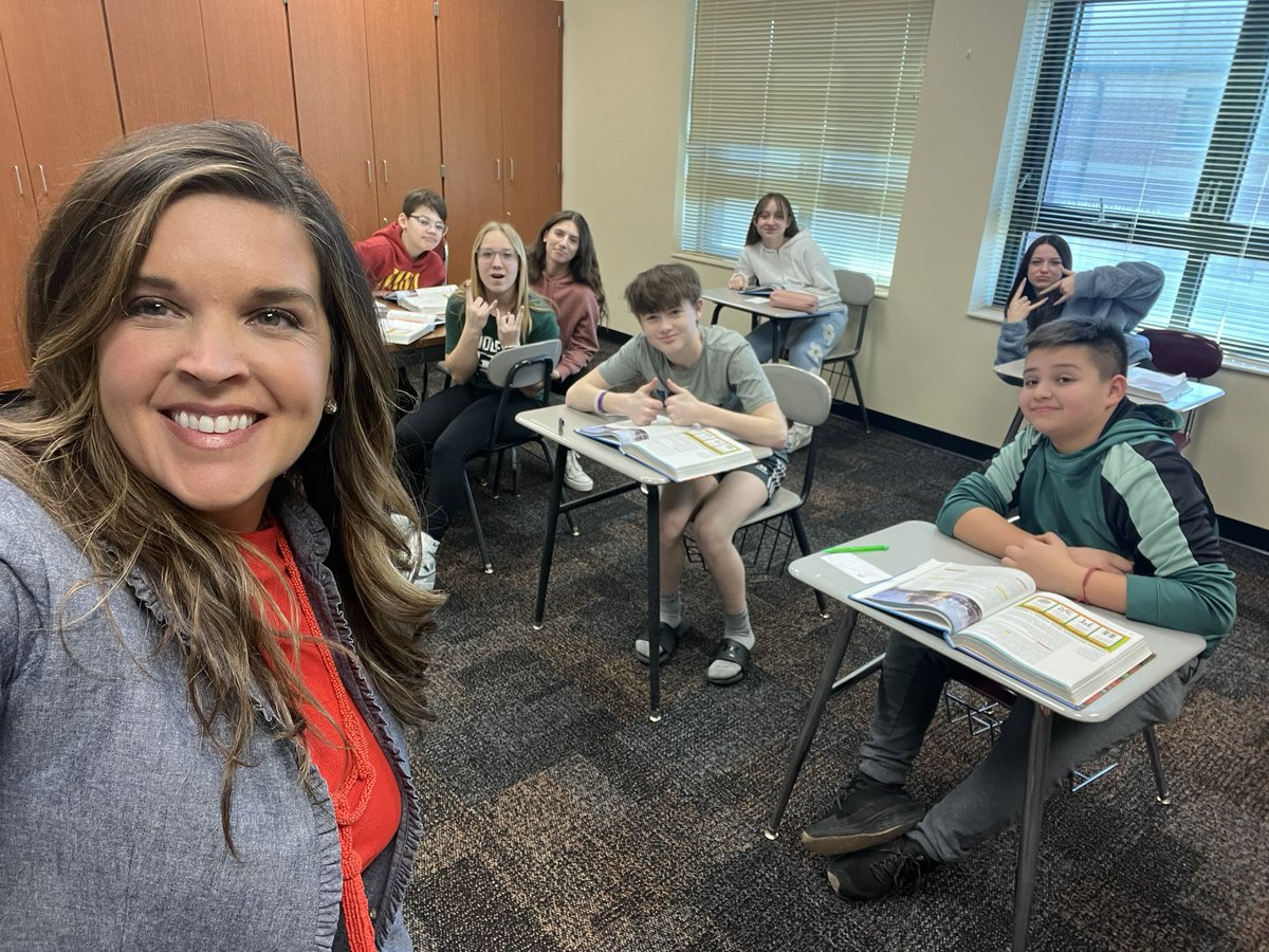 I got to teach a small group today! Thank you, @MalarieHensley  for letting me help. As an instructional leader, it’s imperative to keep one foot in the classroom while supporting teachers. #PHMSproud