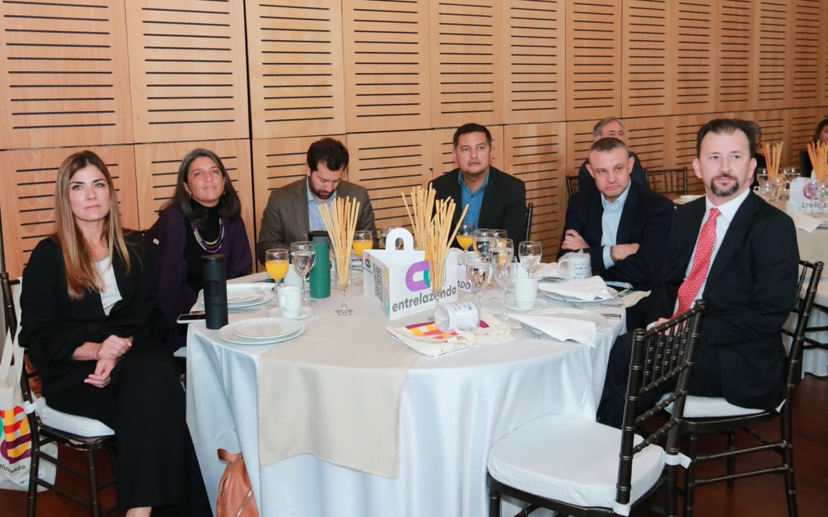 MintrabajoCol's tweet photo. #AEstaHora el Viceministro encargado de Empleo y Pensiones, Juan Carlos Hernández en conjunto con la @OITAmericas, @fundacionANDI, @USAID_Colombia y @ServiciosEmpleo presentan la campaña #EntrelazandoTalentoMigrante con enfoque de cierre de brechas laborales. https://t.co/wtZSioB0cb