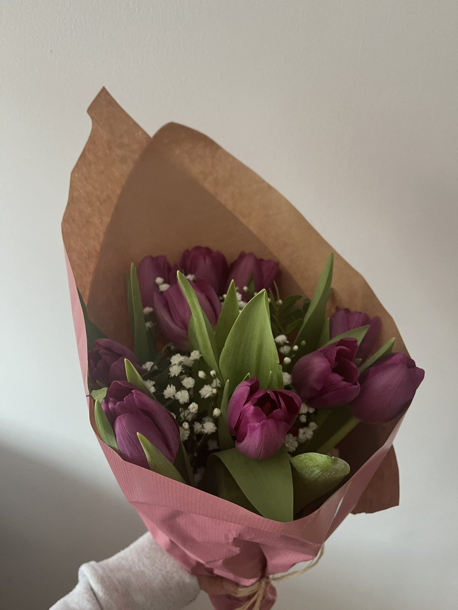 perecitaaa's tweet photo. Quédate con quien te traiga flores porque saben que te gustan, sin dia ni fecha especial🖤 https://t.co/cogtVajlSP