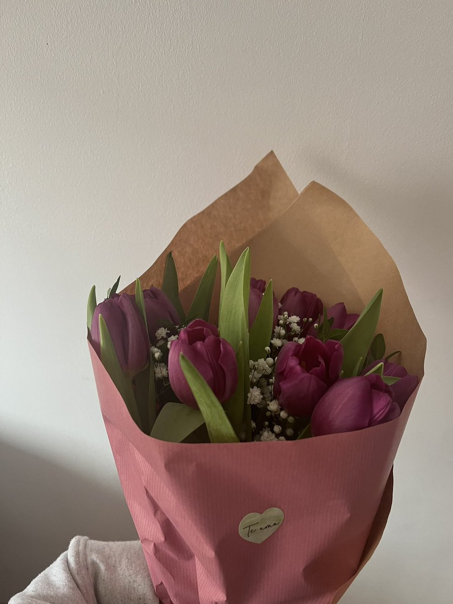 Quédate con quien te traiga flores porque saben que te gustan, sin dia ni fecha especial🖤