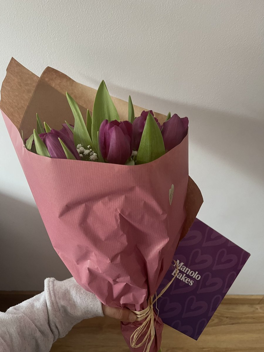 perecitaaa's tweet photo. Quédate con quien te traiga flores porque saben que te gustan, sin dia ni fecha especial🖤 https://t.co/cogtVajlSP