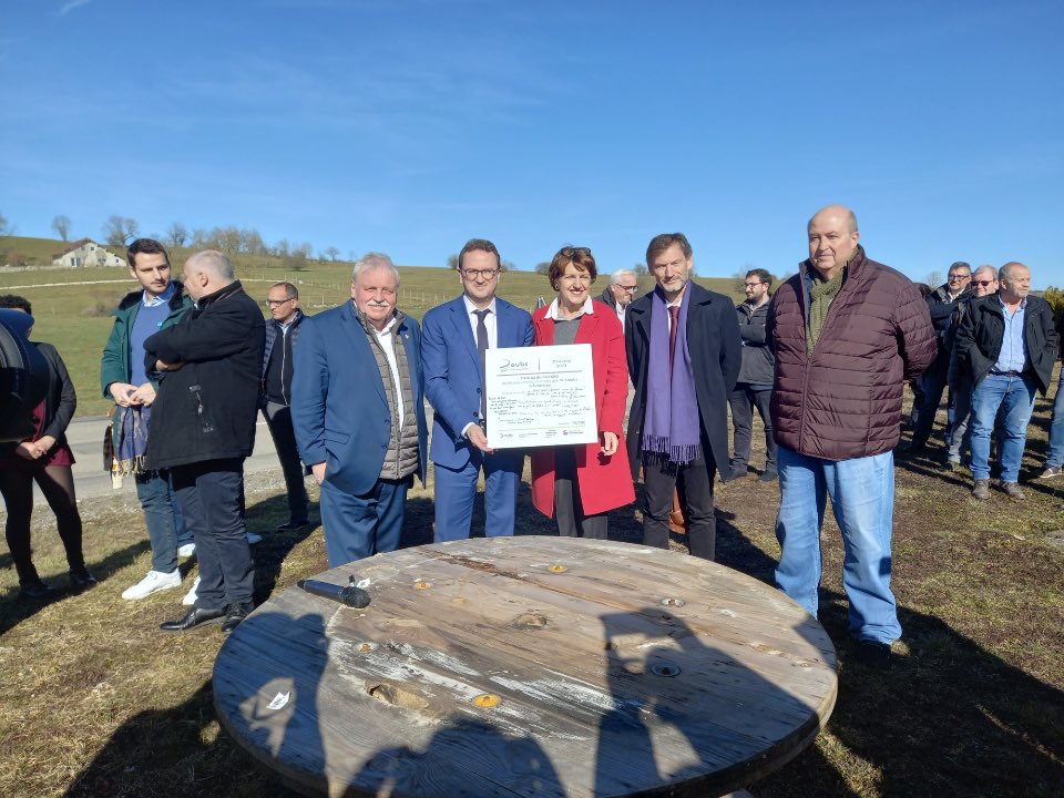 J’étais ce matin à Avoudrey installation dernier Sous-Répartiteur Optique Réseau Initiative Publique Doubs. Merci élus du Syndicat Mixte Doubs Très Haut Débit pour invitation bravo pour engagement à développer fibre sur le département bon anniversaire au syndicat qui a 10 ans