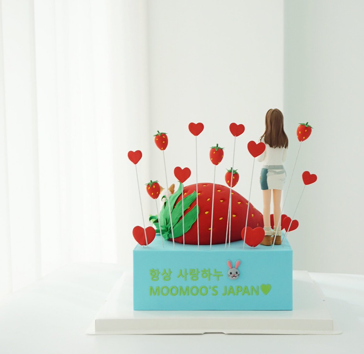 MAMAMOO_swfs4's tweet photo. MOOMOO'S から今年もMAMAMOOの愛するリーダー
SOLARにケーキサポートを
しま���た🎂愛をこめて💙
2023.02.21.
생일 축하해♡용선🐰사랑한우💛
HAPPY SOLARDAY☀️
#OurDazzlingPrideSolar
#내사랑은영원해_용선아_생일축하
#よんそん生誕祭
#Solar #솔라 #ソラ 
#yongsun #용선 #よんそん
@RBW_MAMAMOO https://t.co/py40MNK0Yh