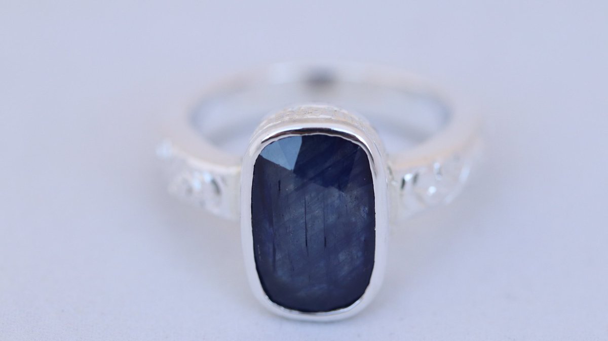 aizagems's tweet photo. Natural blue Sapphire ladies ring, 100% hand made file work+art work, 100% pure silver ring, weight, 10g  price, 15,000Rs 
Shaded day light video &amp; pictures https://t.co/d9BTIyO2rq