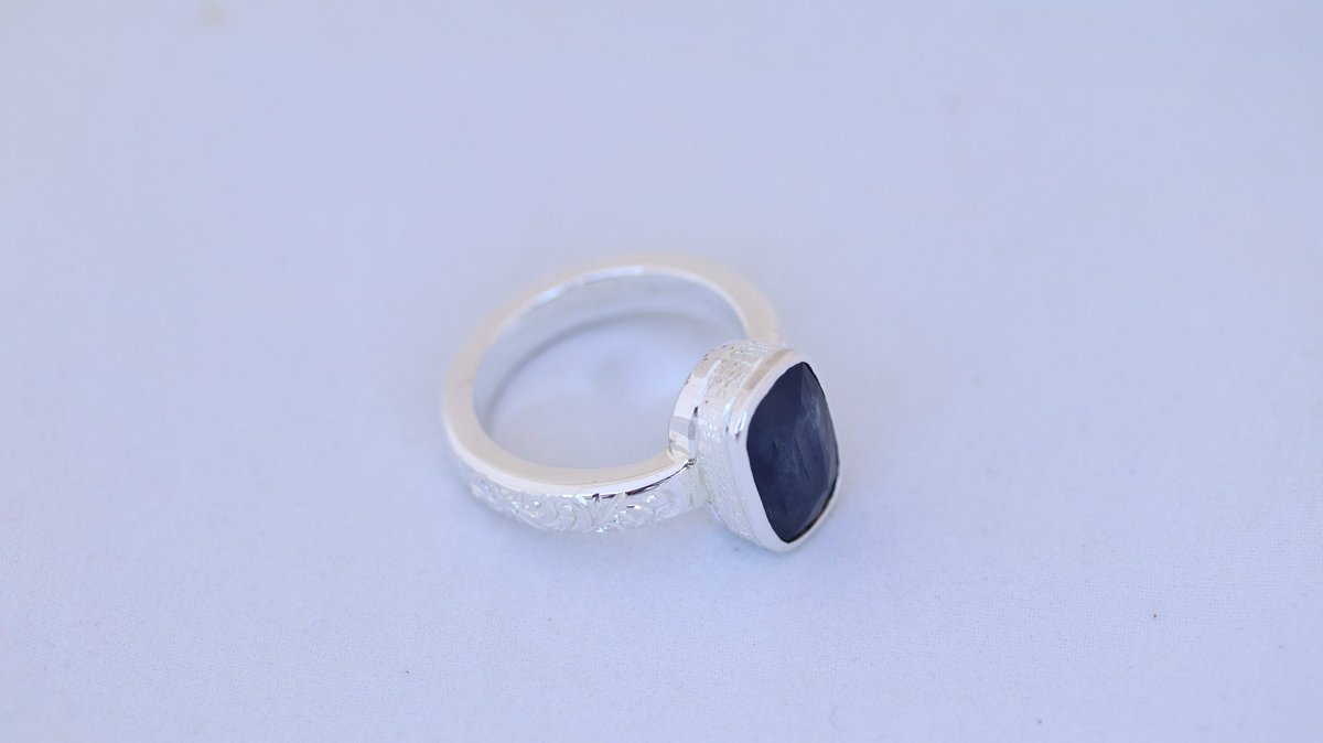 aizagems's tweet photo. Natural blue Sapphire ladies ring, 100% hand made file work+art work, 100% pure silver ring, weight, 10g  price, 15,000Rs 
Shaded day light video &amp; pictures https://t.co/d9BTIyO2rq