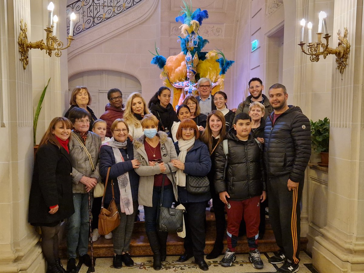 jennifersalles_'s tweet photo. Pour Mardi Gras, @JPB06 fait découvrir aux jeunes et aux séniors du Village @CCAS_Nice la très belle exposition de la Villa Masséna sur les costumes du Carnaval de Rio. 

De Nice à Rio, le Carnaval fait vivre  la fête dans nos villes et dans tous nos quartiers. https://t.co/TwglDECDDo