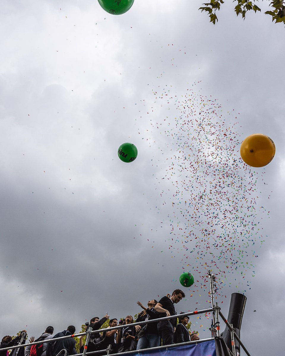 funradio_fr's tweet image. C’est une édition historique que s’apprête à vivre des centaines de milliers de personnes le samedi 23 septembre à Paris ! La @technoparade, plus grande fête populaire et électro de France, revient défiler dans les rues de la capitale pour célébrer son 25ème anniversaire ! 🥳